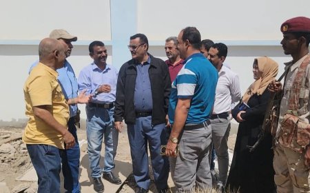 بعد تعثر دام ( 15 ) عاماً..مدير عام المنصورة يدشن استئناف بناء ( 5 ) غرف إضافية بمجمع حاشد الصحي