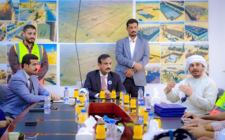 محافظ شبوة وممثل شركة مصدر الإماراتية يتفقدون مشروع الطاقة الشمسية بالمحافظة