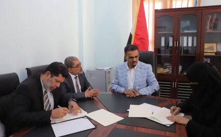 أمين عام محلي حضرموت يرعى توقيع اتفاقية تعاون بين جامعة حضرموت والإدارة العامة لبحوث التنمية والتدريب بالمحافظة