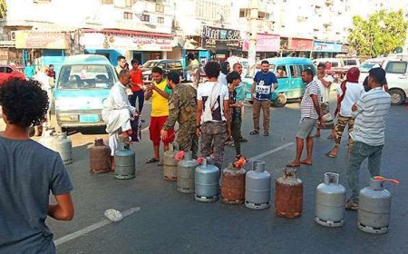 انعدام الغاز المنزلي في عدن يفاقم معاناة المواطن مع قدوم شهر رمضان