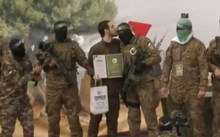 بتقبيل الرأس ..هكذا ودع اسير إسرائيلي جنود القسام عند تسليمه للصليب الأحمر ( فيديو )