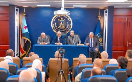 الرئيس الزُبيدي.. يترأس اجتماعًا موسعًا لقيادات المجلس الانتقالي الجنوبي