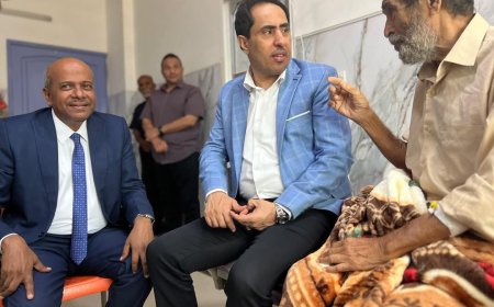 وزير الشباب والرياضة يطمئن على صحة الصحفي هاشم الوحصي