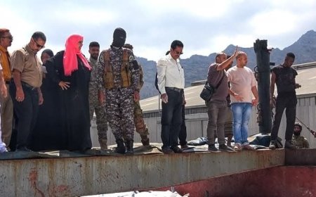 وكيل نيابة الصناعة تتفقد شحنة 5 ألف طن دقيق المحرزة في ميناء عدن