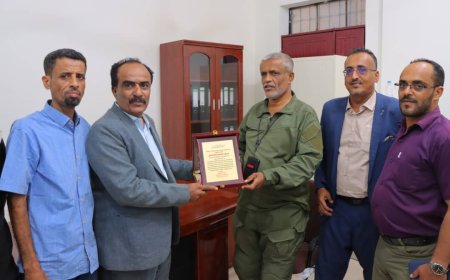 الزهري يكرم مدير الأحوال المدنية السابق بخورمكسر محمد الباخشي