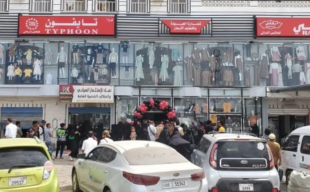 أيتام وأطفال مرضى بالسرطان يفتتحون محل "تايفون" للملابس بعدن في خطوة إنسانية تلامس القلوب  