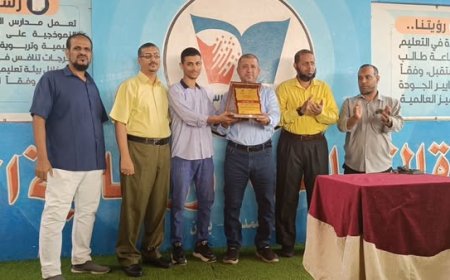 الإدارة العامة لمدارس النورس تمنح درع التميز في الإلقاء للطالب خلاد محمد