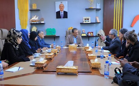 لقاء يناقش جهود جهود تعزيز الإستقرار وتحسين الخدمات في عدن