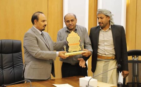 -نظير رعايته للشباب واهتمامه بالمنشآت الرياضية-المحافظ بن ماضي يتسلّم درع الوفاء من إدارة نادي الاتفاق بالحوطة
