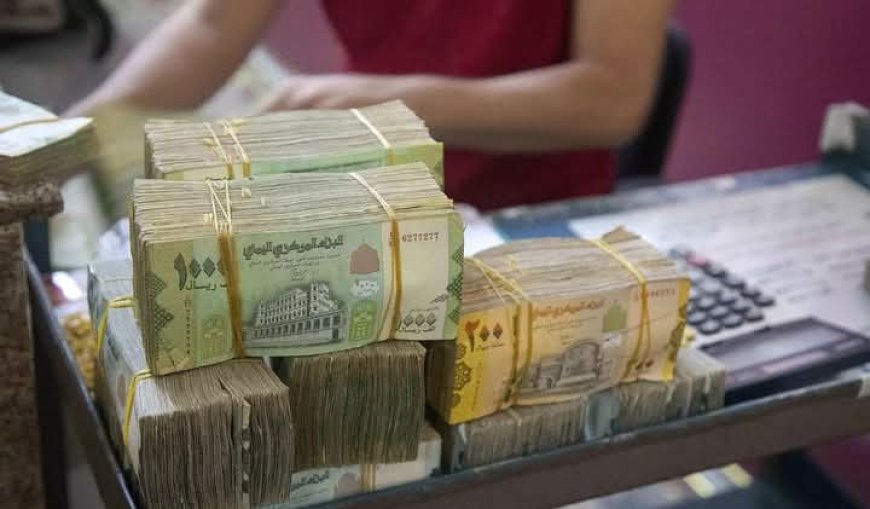 الدولار يتذبذب تحت حاجز 2400 ريال.. توقف كامل لبيع وشراء العملات الأجنبية في المحافظات المحررة