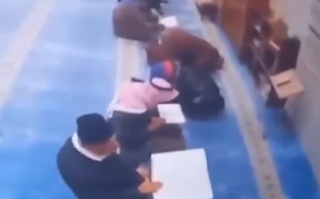 في اول ايام رمضان.. الكاميرا توثق وفاة رجل وهو يقرأ القران في المسجد ( فيديو )