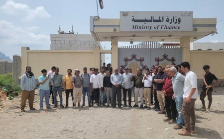 موظفو صندوق صيانة الطرق أمام وزارة المالية للمطالبة بتغيير المدير المالي