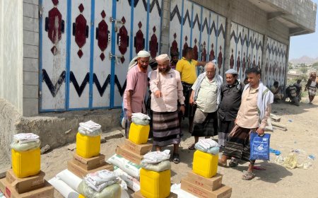 لحج.. مدير طور الباحة يدشن توزيع السلال الغذائية للأسر الفقيرة بالمديرية