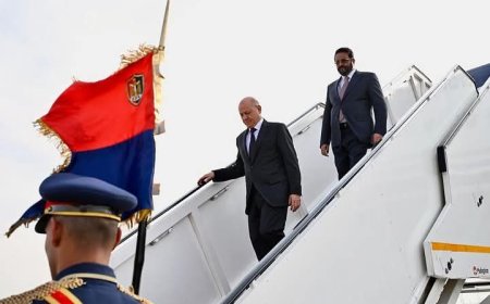 العليمي والعرادة يصلان القاهرة للمشاركة في القمة العربية الطارئة غداً