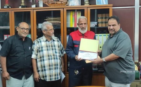 مدير عام شركة النفط بعدن يكرم رئيس قسم الفحص والموازنة لجهوده المتميزة