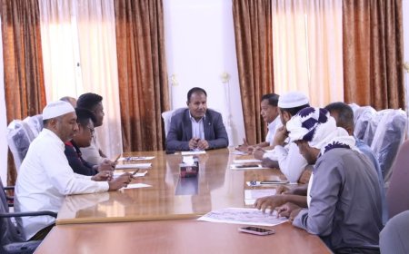 الوكيل العامري يشهد تسليم مشروع تنفيذ تمديد شبكة المياه الرئيسية لمنطقة السحيل الغربي بسيئون للجهة المنفذة 