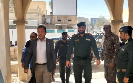 وكيل المحافظة يتفقد الاعمال الجارية بتسوير مبنى امن مديرية سيئون ومحوى الامية بوادي وصحراء حضرموت 