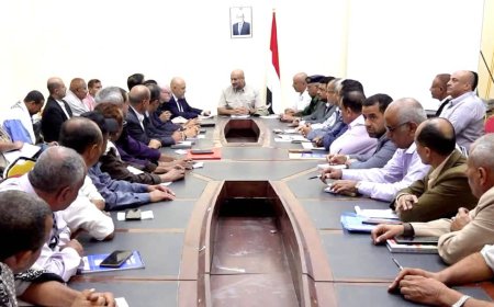 طارق صالح يترأس اجتماعًا تنفيذيًا ويؤكد دعم المعلمين وتنمية محافظة تعز