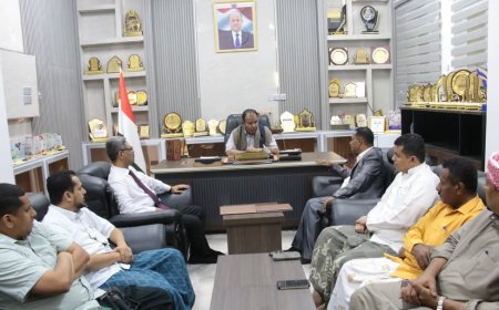 الوكيل العامري يعمد اتفاقية التأمين الصحي لعمال النظافة والتحسين بوادي حضرموت