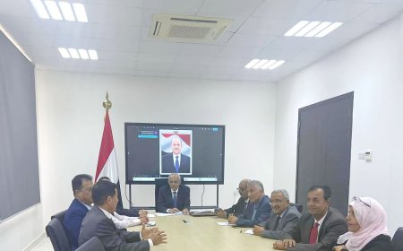 نائب وزير الخارجية يناقش سير العمل في مقر الوزارة بعدن