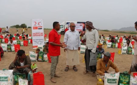 توزيع مواد غذائية للأسر المحتاجة في ريف حيس مقدمة من الهلال الأحمر التركي