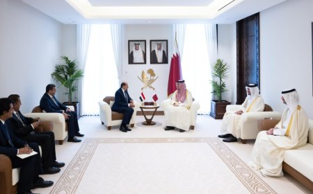 وزير الخارجية الزنداني يقود حراكًا دبلوماسيًا لتعزيز التعاون الخليجي بحضور قطري