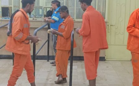 صندوق النظافة بالعاصمة عدن يصرف إكرامية رمضان لموظفيه