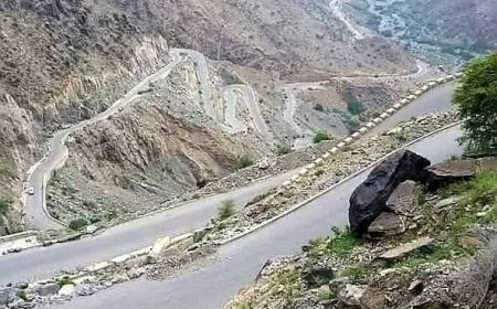وساطة قبلية تنجح في فتح طريق الحلحل الرابط بين لودر ومكيراس