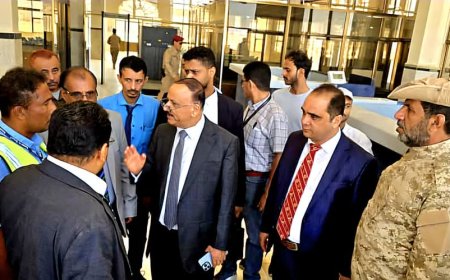 وزير النقل يقوم بزيارة تفقدية لمطار عتق الدولي ويعقد اجتماعاً بقيادته