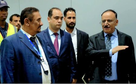 وزير النقل يتفقد سير العمل في مطار الغيضة الدولي ويعقد اجتماعًا مع قيادة المطار وموظفيه