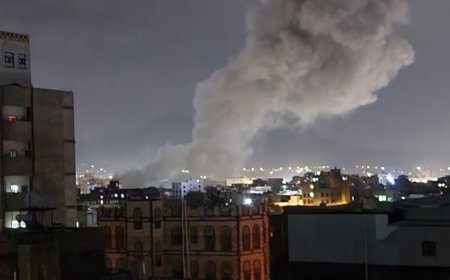 شاهد القصف الأمريكي على ثكنة عسكرية لتخزين الاسلحة في رداع