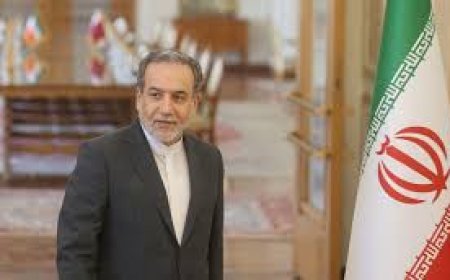 مسؤول إيراني يطير إلى عُمان لإنقاذ المليشيات الحوثية من الهجمات الأمريكية