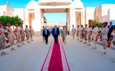 الرئيس الزُبيدي.. يتفقد سير العمل بقيادة المنطقة العسكرية الثانية