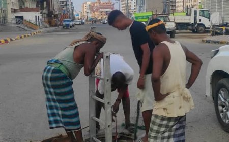 مؤسسة المياه بعدن تنفذ حملة صيانة شاملة لشبكة الصرف الصحي في ثلاث مديريات