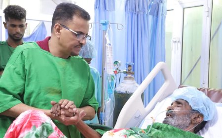 الأمين العام لمحلي حضرموت يطمئن على صحة الشاعر المعروف والنجم الرياضي عبدالله مقادح