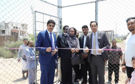 الوزير البكري يفتتح "ملعب الكرة الخماسية" وقاعات مركز تدريب وتأهيل الشباب بعدن