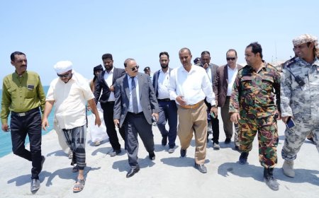 وزير النقل يتفقد سير العمل في ميناء سقطرى القديم (حولاف)