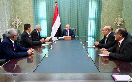 الرئيس العليمي يتسلم مسودة القواعد المنظمة لأعمال المجلس وهيئة التشاور والمصالحة والفريقين القانوني والاقتصادي