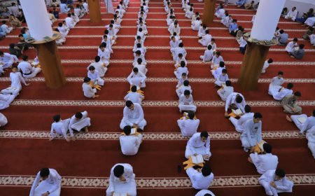 كخلايا نحل ..200 حافظ يسردون القرآن على جلسة واحدة