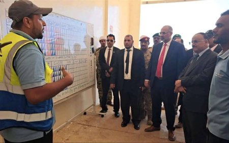 وزير النقل يتفقد سير العمل في مطار سقطرى الدولي