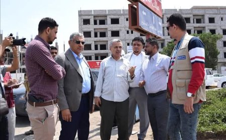 نائب محافظ عدن يدشن العمل بمشروع تأهيل طريق جولة ٢٢ مايو - مثلث سوق الطيور بمديرية الشيخ عثمان