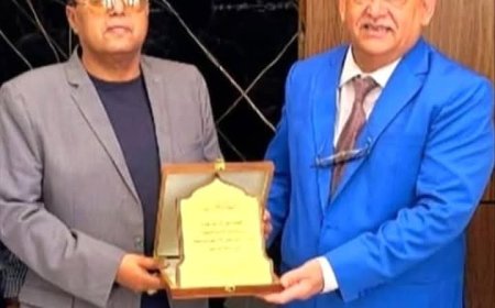 وزير الخدمة المدنية والتأمينات دكتور عبدالناصر الوالي يكرم الدكتور عصام مقبلي