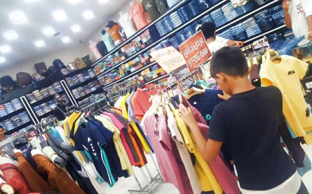 ارتفاع غير مسبوق في أسعار الملابس يهدد فرحة عيد الفطر في عدن