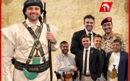 بينهم (محمد علي وسريع والبخيتي).. قيادات حوثية تتصارع على الصور مع (ناشط أمريكي).. ما الحكاية؟!