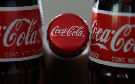 بسبب تلوث محتمل .. كوكاكولا تسحب الآلاف من العبوات