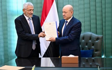 . العليمي.. يعتمد القواعد المنظمة لعمل المجلس الرئاسي وهيئاته الاستشارية