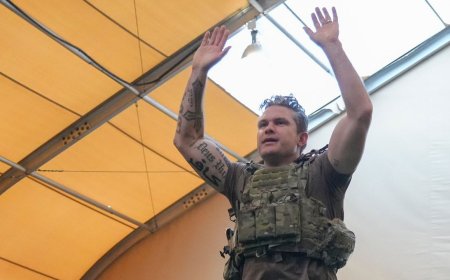 أشهرها «صليب القدس» وآخرها «كافر».. قصة الوشوم المثيرة للجدل على جسد وزير الدفاع الأمريكي (صور)