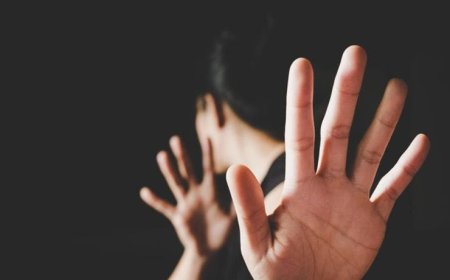 بسبب الميراث .. رجل يفقأ عيني شقيقته ( صورة ) 