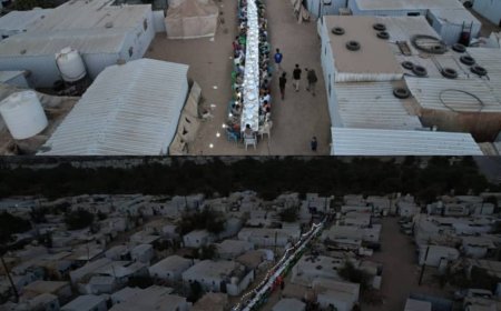 بتمويل مؤسسة الكاتب البريطانية: انصر" تنظم إفطارًا جماعيًا لـ 400 عائلة نازحة في مأرب