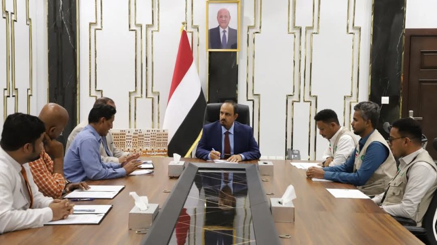 محافظ حضرموت يرعى توقيع اتفاقيات لتشغيل وتركيب منظومات طاقة شمسية لمرافق صحية بمدينة المكلا
